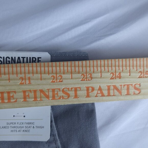 Signature Gold Levi Strauss Light Gray Cargo Shorts Mens 46 Hits At The Knee NWT - Picture 3 of 16